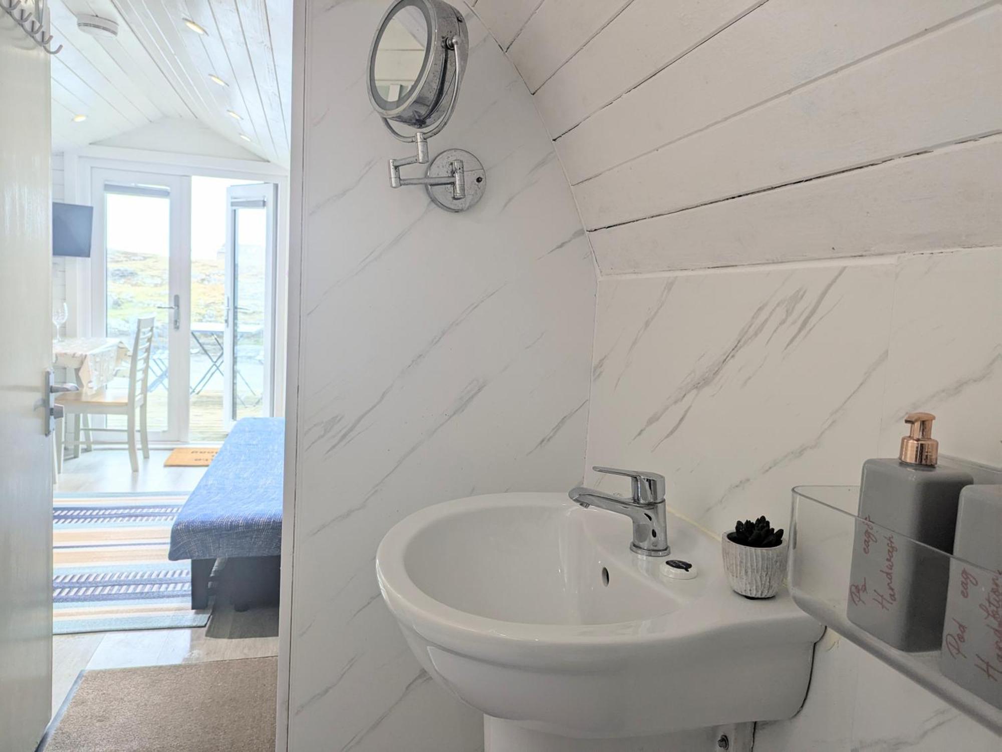 Glamping Pod For 2 Pod Beag Na Haun Eriskay Villa Exterior photo